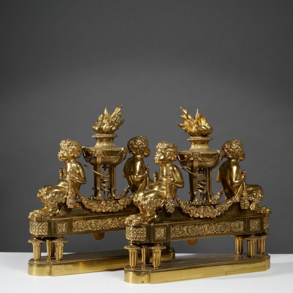 Paire de chenets en bronze doré figurant deux enfants encadrant une athénienne enflamm...: Paire de chenets en bronze doré figurant deux enfants encadrant une athénienne enflammée du XIXe siècle A pair of 19th century gilt-bronze chenets depicting two children flanking