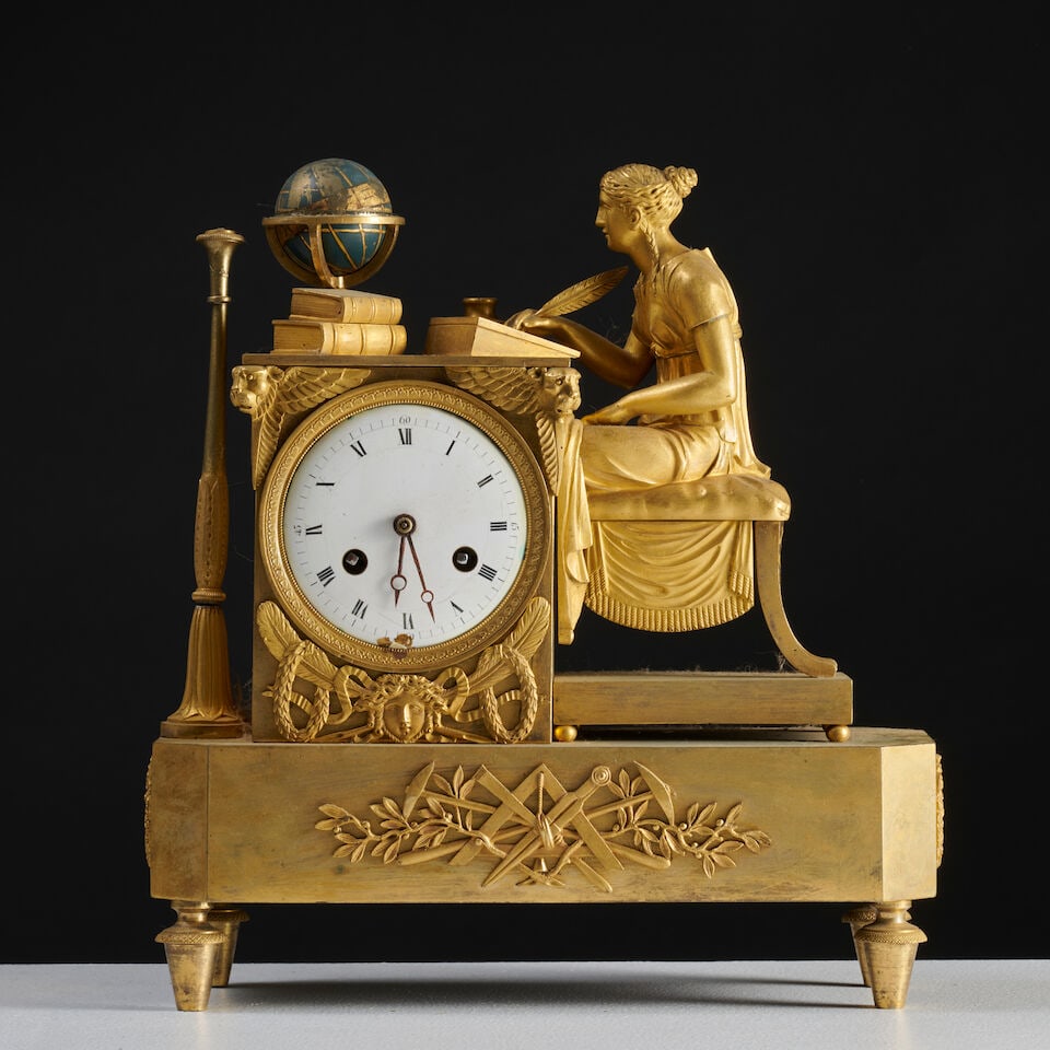 Petite pendule en bronze doré et ciselé d'époque Restauration A small gilt-bronze...: Petite pendule en bronze doré et ciselé d'époque Restauration A small gilt-bronze mantel clock, first half of the 19th century Le mouvement et le cadran émaillé blanc à