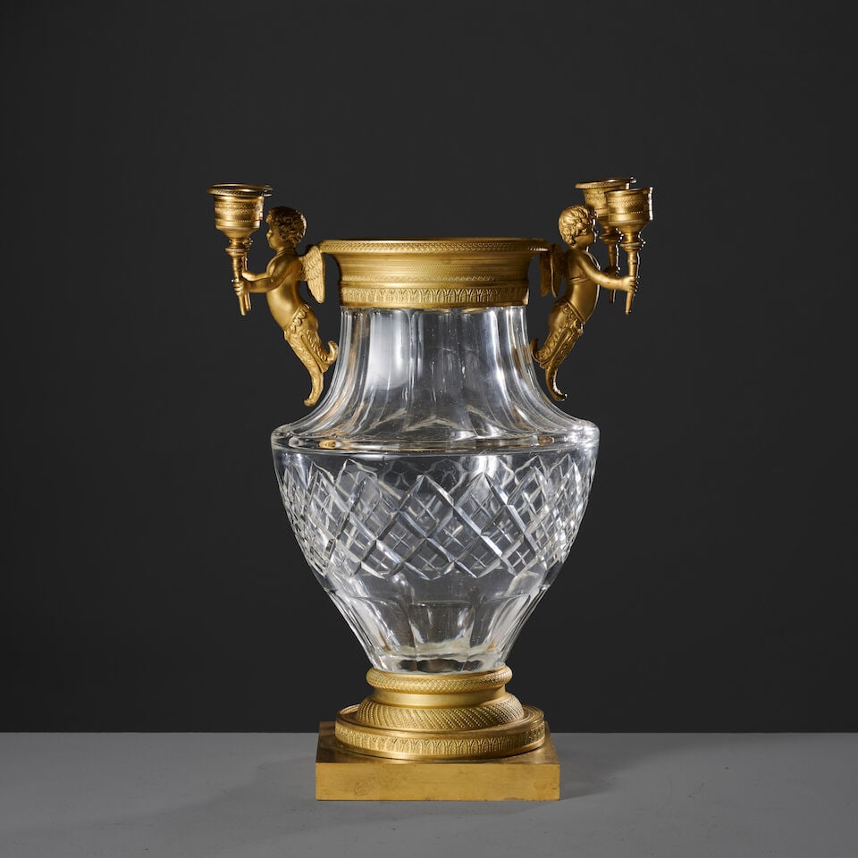 Important vase en cristal taillé, les prises à bras de lumière en bronze doré...: Important vase en cristal taillé, les prises à bras de lumière en bronze doré, Russie, XIXe siècle An important cut crystal vase with gilt bronze candle‑arm handles,