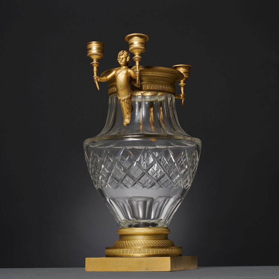 Important vase en cristal taillé, les prises à bras de lumière en bronze doré... - 2