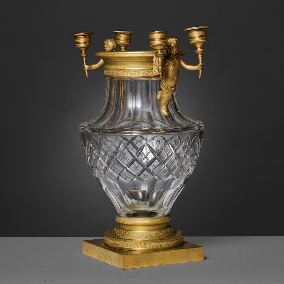 Important vase en cristal taillé, les prises à bras de lumière en bronze doré... - 3