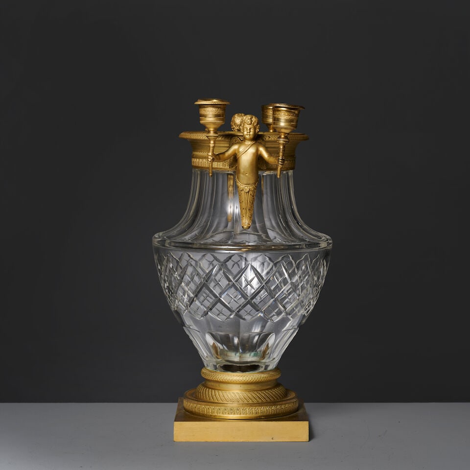 Important vase en cristal taillé, les prises à bras de lumière en bronze doré... - 4