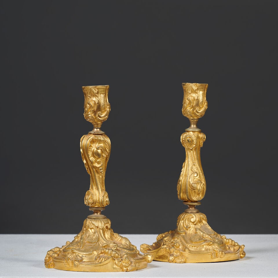 Paire de flambeaux en bronze doré à décor rocaille de style Louis XV de la second...: Paire de flambeaux en bronze doré à décor rocaille de style Louis XV de la seconde partie du XIXe siècle A pair of Louis XV-style candlesticks in gilt bronze with rocaille