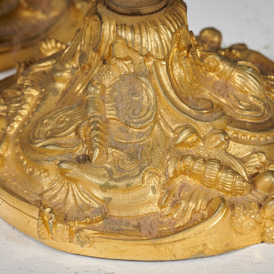 Paire de flambeaux en bronze doré à décor rocaille de style Louis XV de la second... - 2