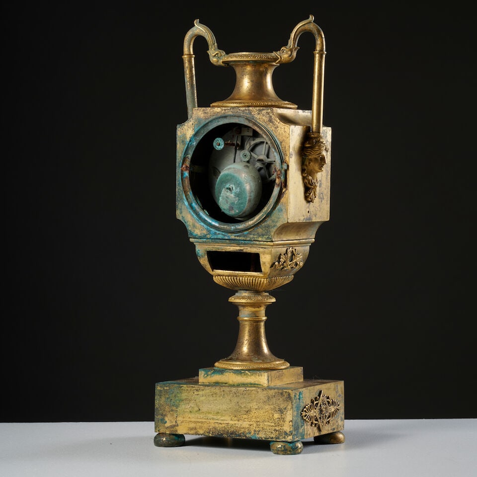 Pendule en bronze doré en forme d'urne d'époque Empire An Empire urn-shaped clock in g... - 2
