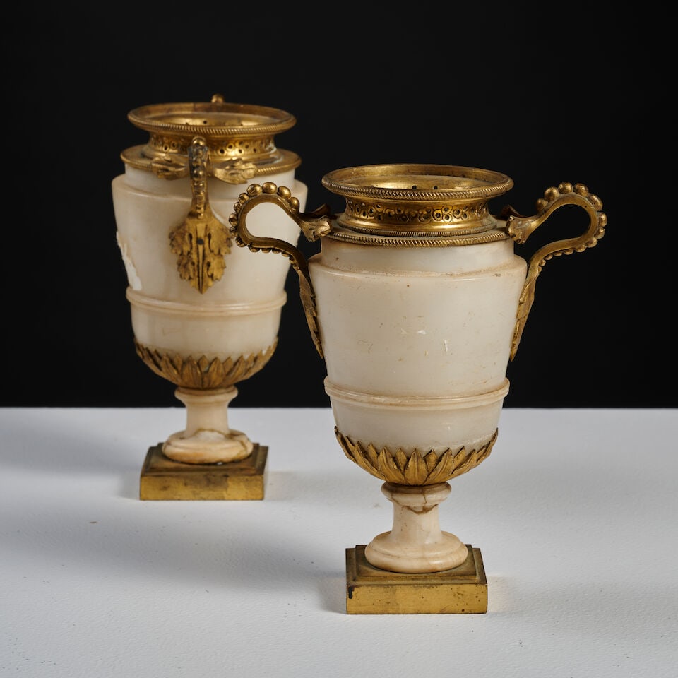 Paire de petits vases en forme de cratère en marbre blanc et monture en bronze doré du...: Paire de petits vases en forme de cratère en marbre blanc et monture en bronze doré du début du XIXe siècle A pair of early 19th century white marble craters with gilt-bronze