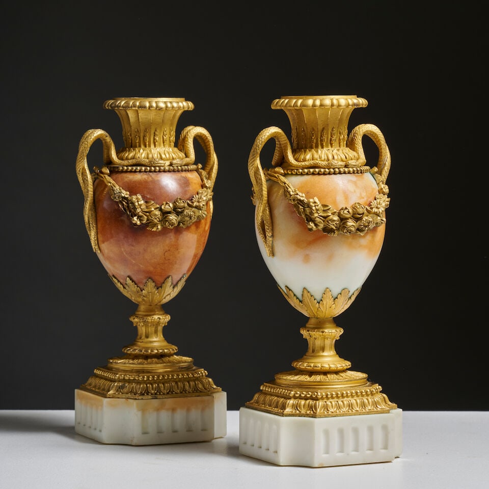Paire de vases de forme ovoïde en marbre brèche et bronze doré de style Louis XVI... - 2