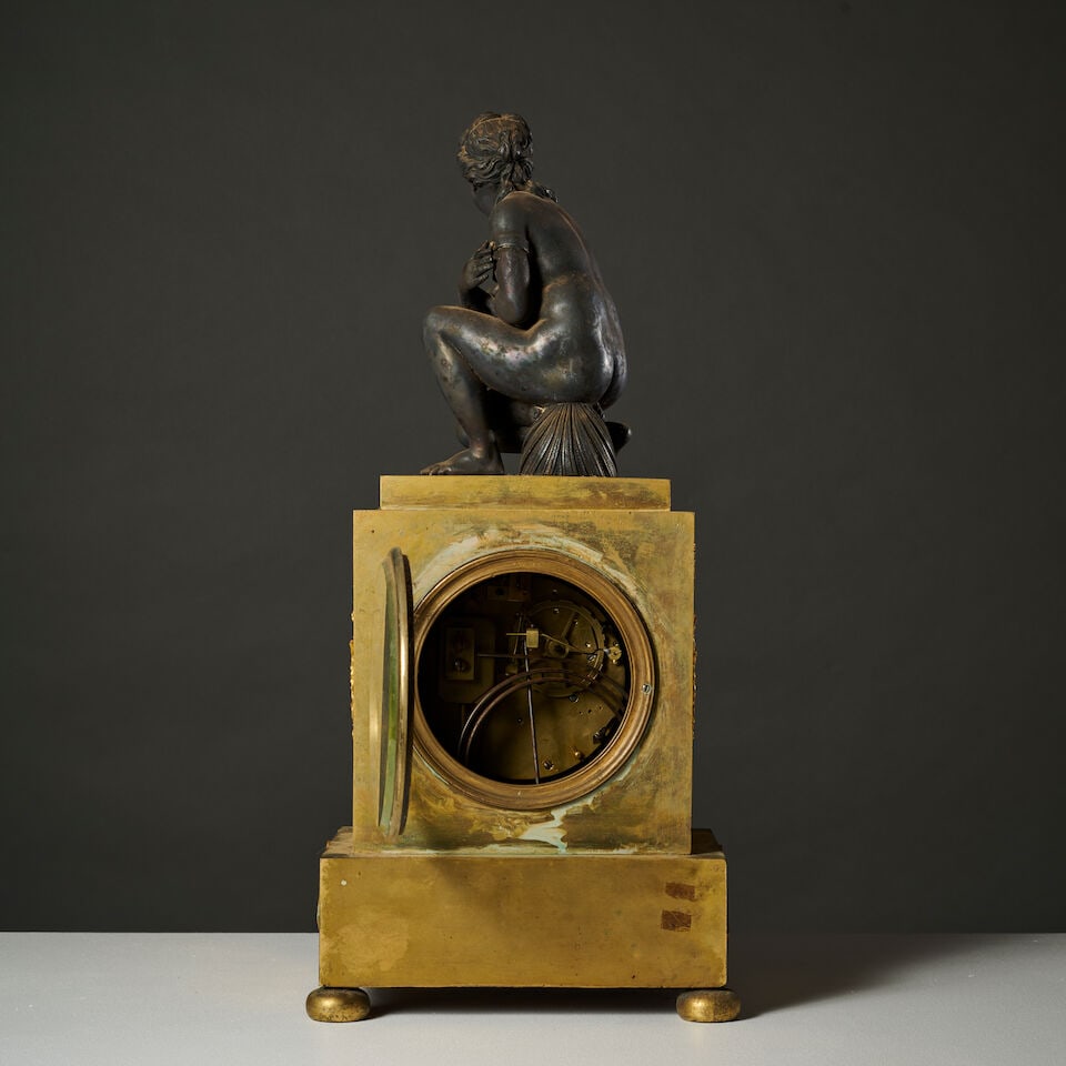 Pendule borne en bronze doré et Aphrodite accroupie en bronze patiné d'époque Res... - 2