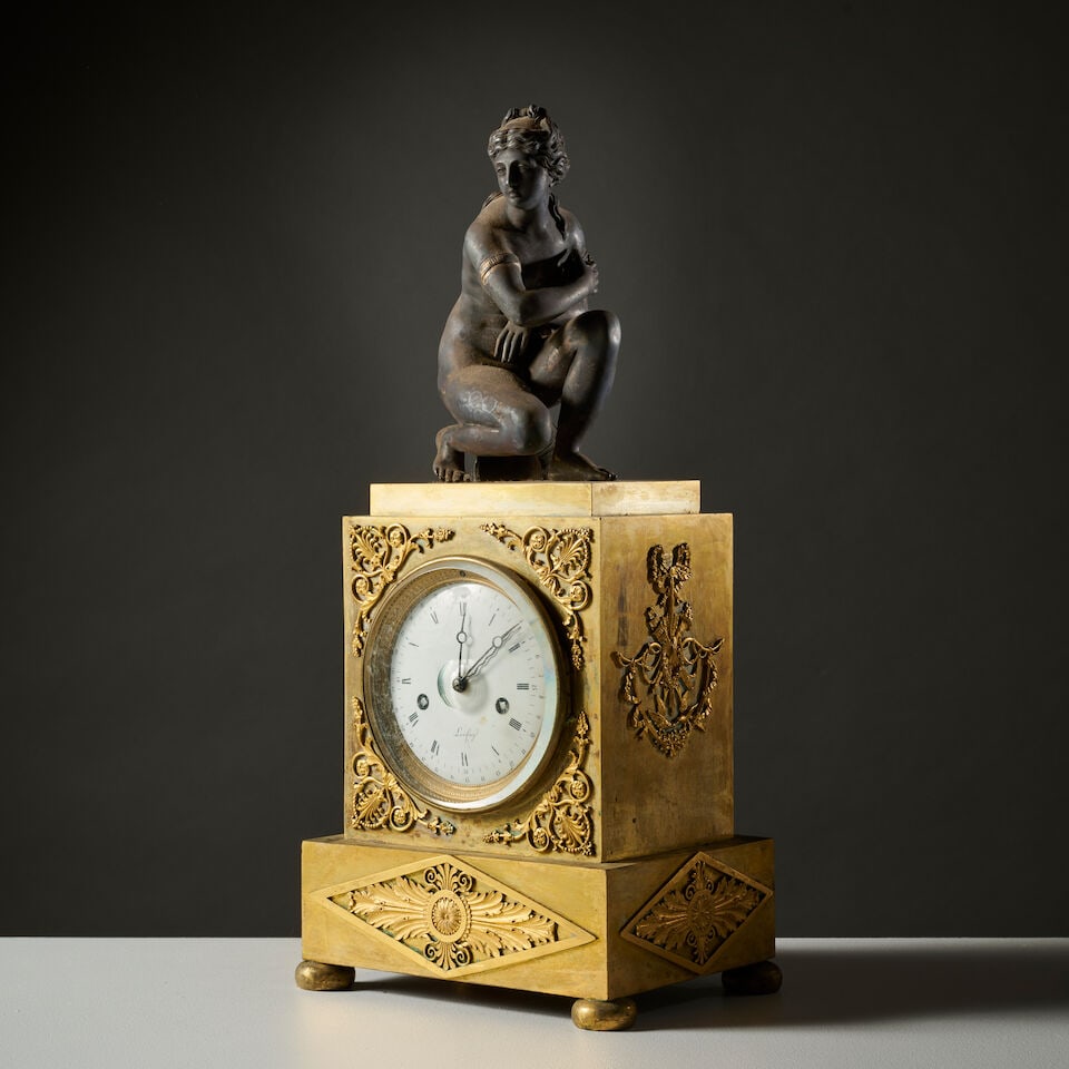 Pendule borne en bronze doré et Aphrodite accroupie en bronze patiné d'époque Res... - 3