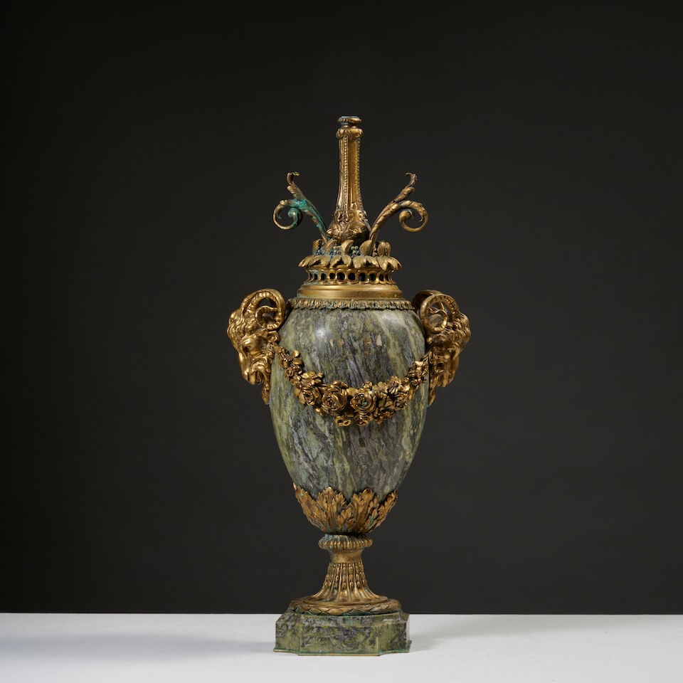 Vase d'ornement en granit vert et bronzes dorés de style Louis XVI A Louis XVI style green ...: Vase d'ornement en granit vert et bronzes dorés de style Louis XVI A Louis XVI style green granite ornamental vase with gilt-bronze mounts A décor de guirlandes de fleurs et feuillages reten