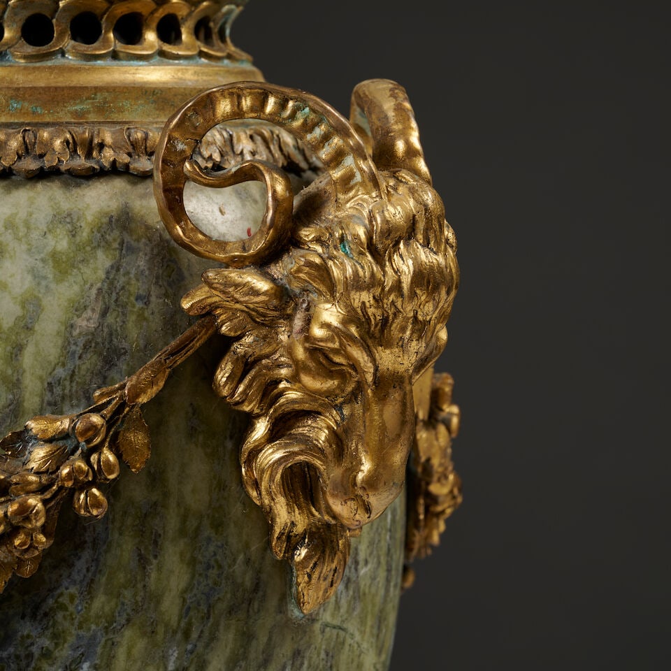 Vase d'ornement en granit vert et bronzes dorés de style Louis XVI A Louis XVI style green ... - 2