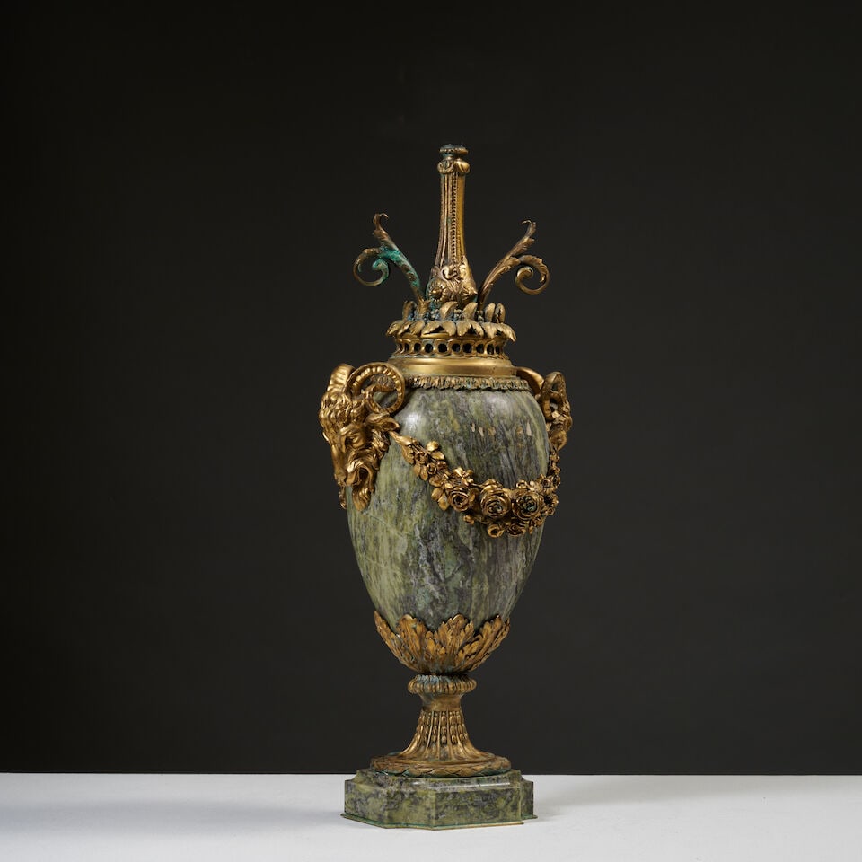 Vase d'ornement en granit vert et bronzes dorés de style Louis XVI A Louis XVI style green ... - 4