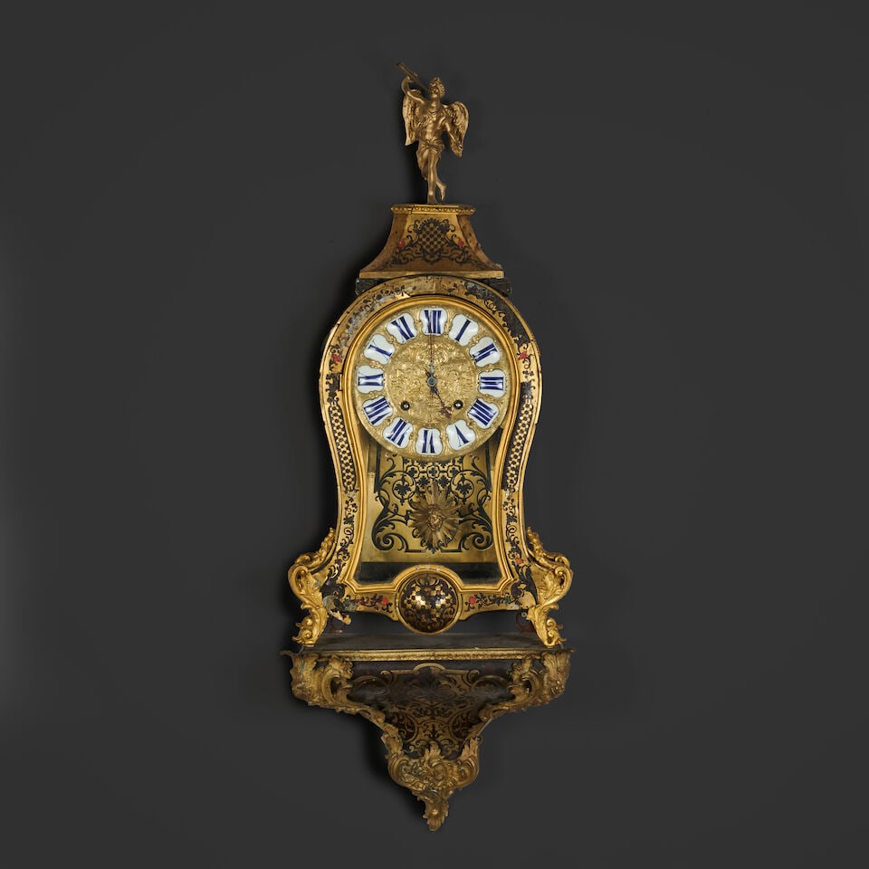 Cartel d'applique et console en placage d'écaille et laiton du début du XVIIIe siè...: Cartel d'applique et console en placage d'écaille et laiton du début du XVIIIe siècle An early 18th-century wall cartel clock and its console in tortoiseshell veneer and brass De forme