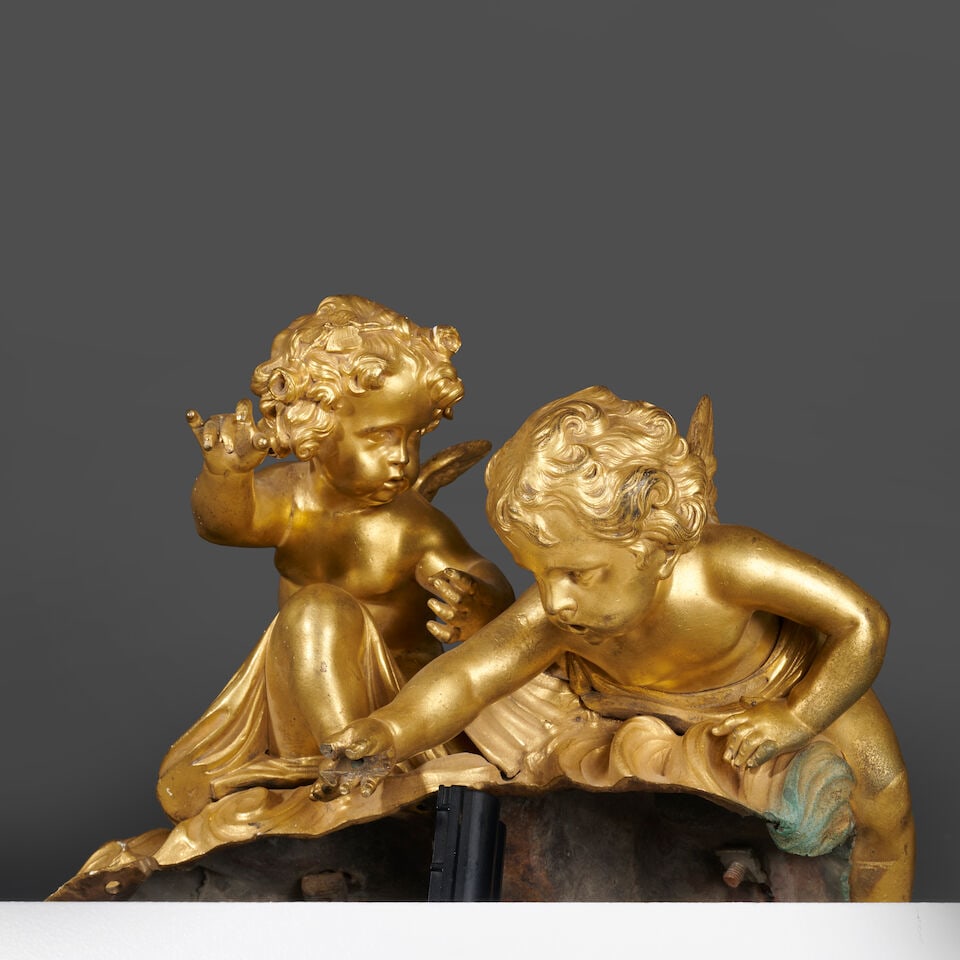 Important élément en bronze doré et ciselé figurant deux amours, XVIIIe-XIXe...: Important élément en bronze doré et ciselé figurant deux amours, XVIIIe-XIXe siècle An important 18th-19th century gilt-bronze element depicting two putti Probablement le