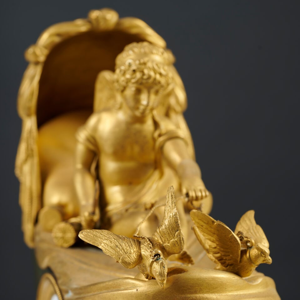 Pendule l'Amour au berceau en bronze à patine brune et dorée d'époque Empire An E... - 3