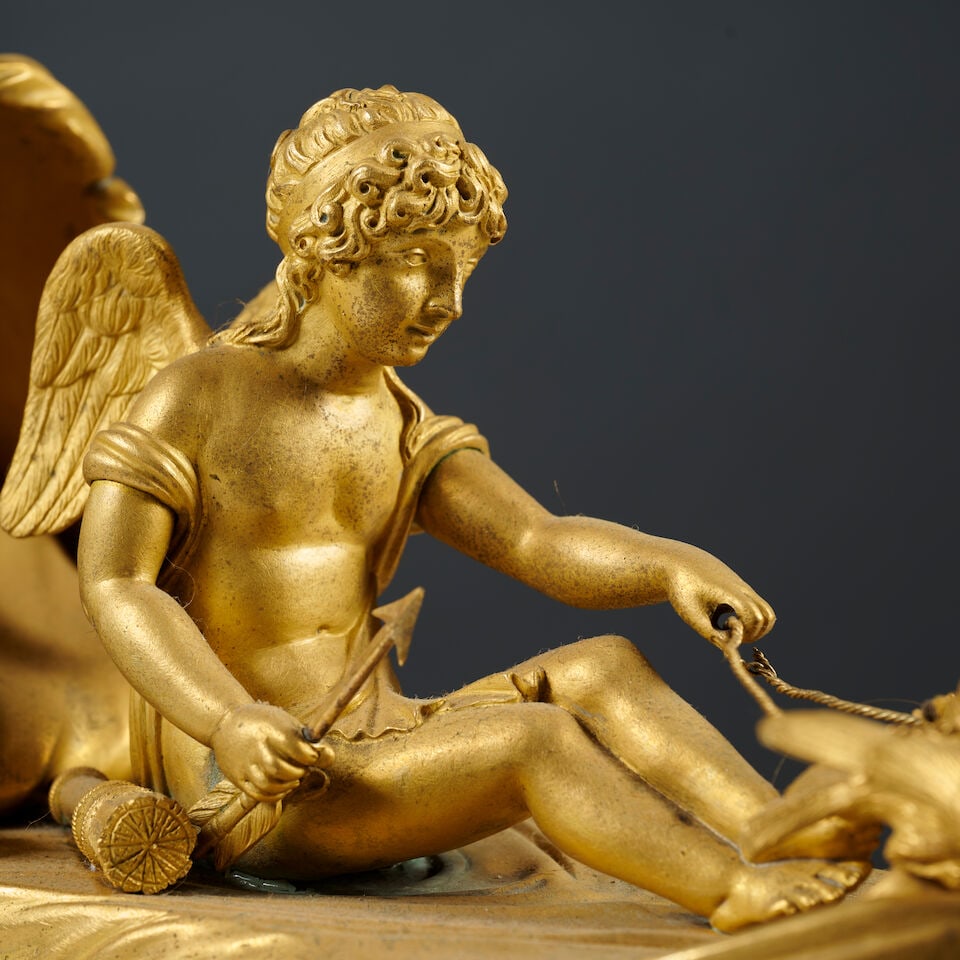 Pendule l'Amour au berceau en bronze à patine brune et dorée d'époque Empire An E... - 4