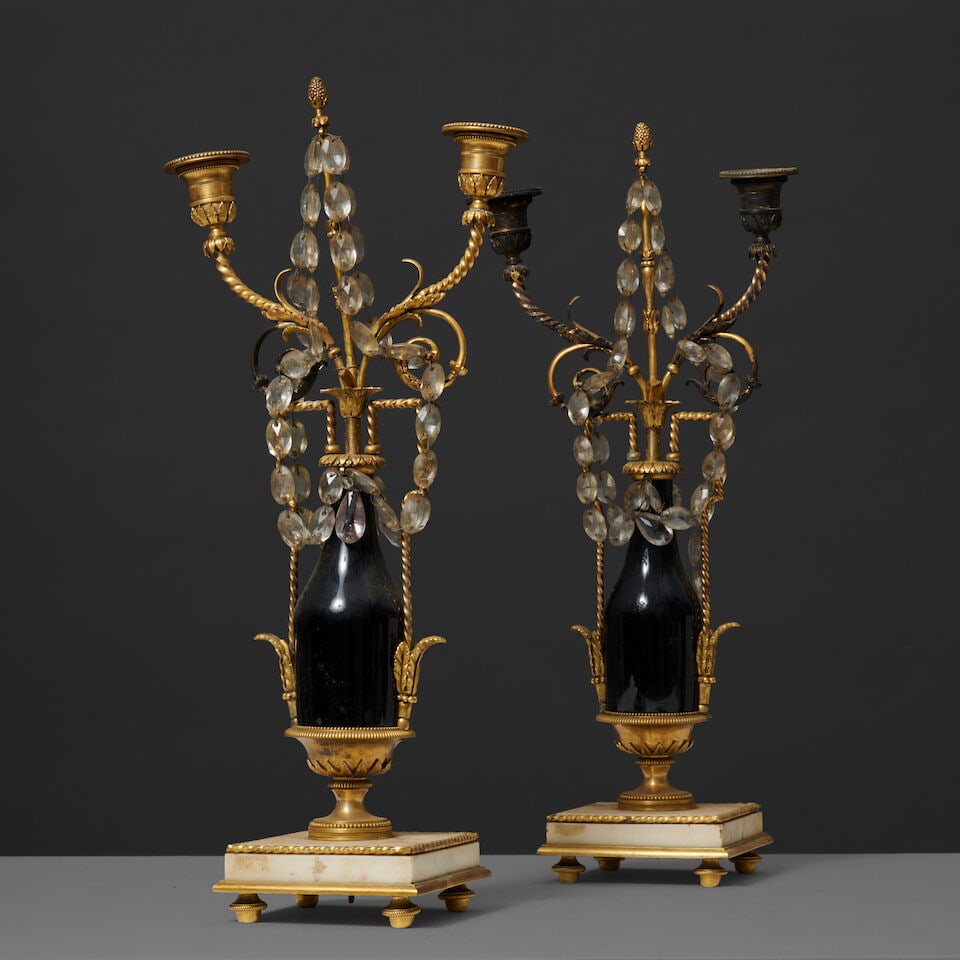 Paire de candélabres à deux bras de lumière d'époque Louis XVI A pair of Lou...: Paire de candélabres à deux bras de lumière d'époque Louis XVI A pair of Louis XVI two-light candelabra Le fût en forme de vase en verre bleu est agrémenté sous la