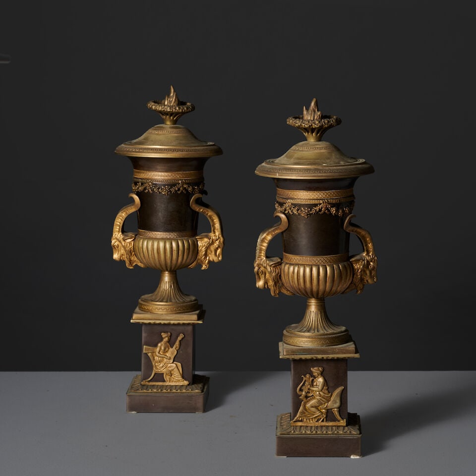 Paire de vases couverts en bronze à patine brune et doré du XIXe siècle A pair of...: Paire de vases couverts en bronze à patine brune et doré du XIXe siècle A pair of covered vases in brown-patinated and gilt bronze, 19th century De forme Médicis, ils