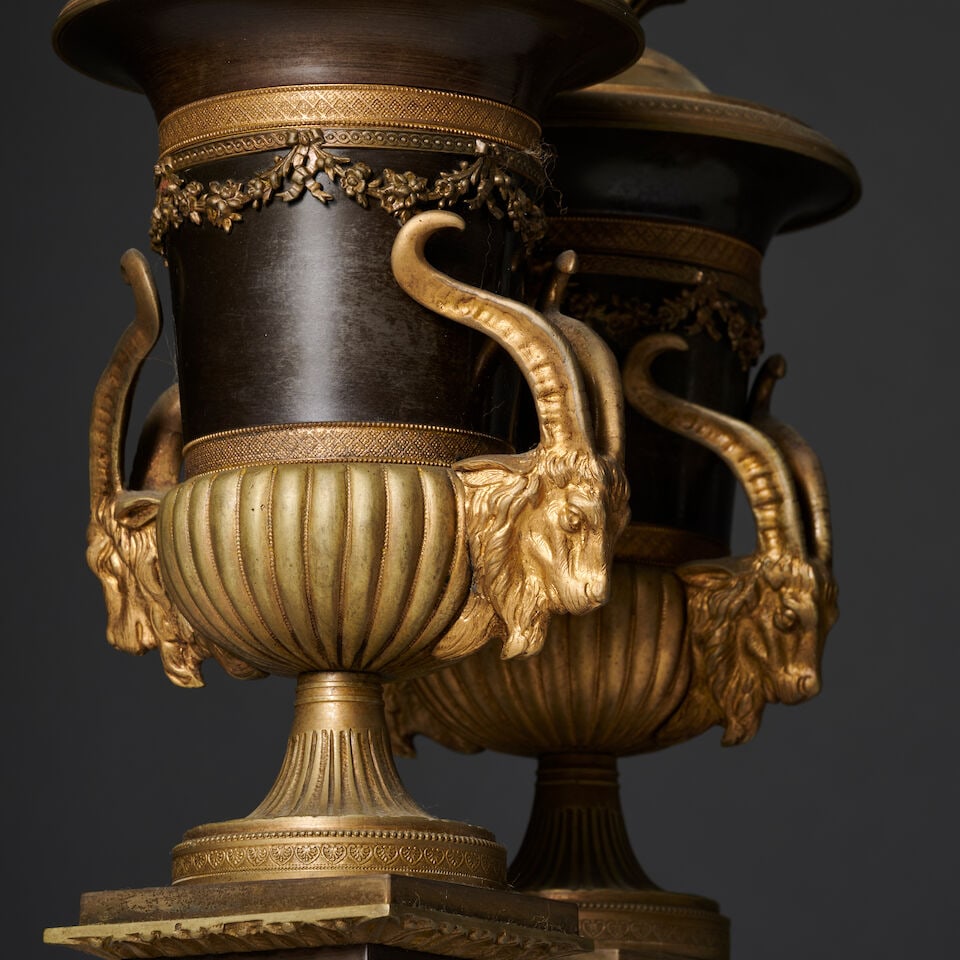 Paire de vases couverts en bronze à patine brune et doré du XIXe siècle A pair of... - 2