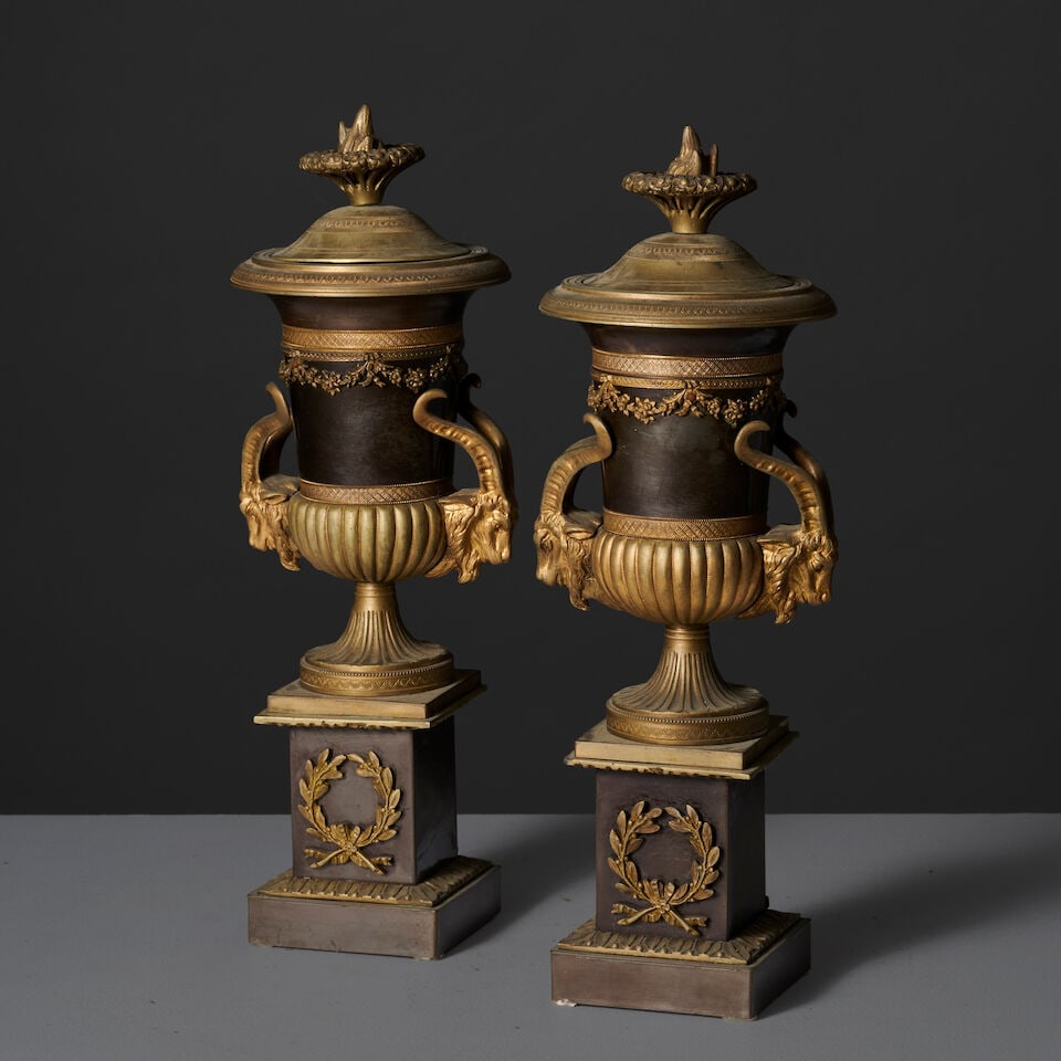 Paire de vases couverts en bronze à patine brune et doré du XIXe siècle A pair of... - 3