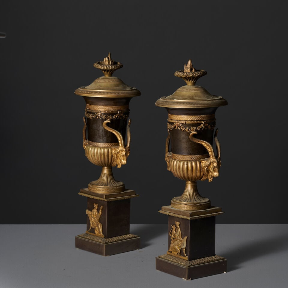 Paire de vases couverts en bronze à patine brune et doré du XIXe siècle A pair of... - 4
