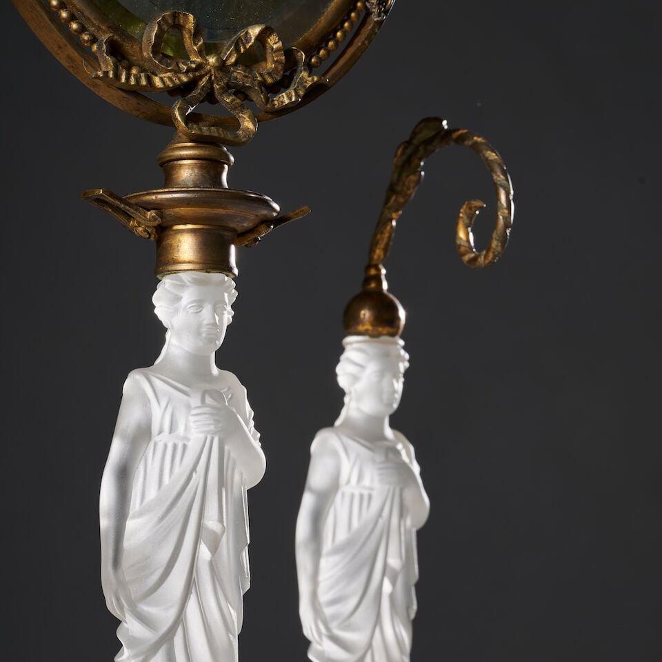 Baccarat. Miroir et support de présentation en verre moulé et pressé de la second... - 2