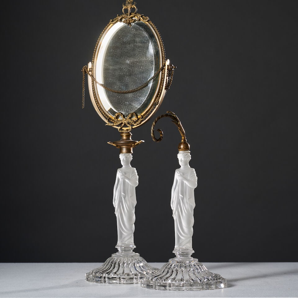 Baccarat. Miroir et support de présentation en verre moulé et pressé de la second... - 3