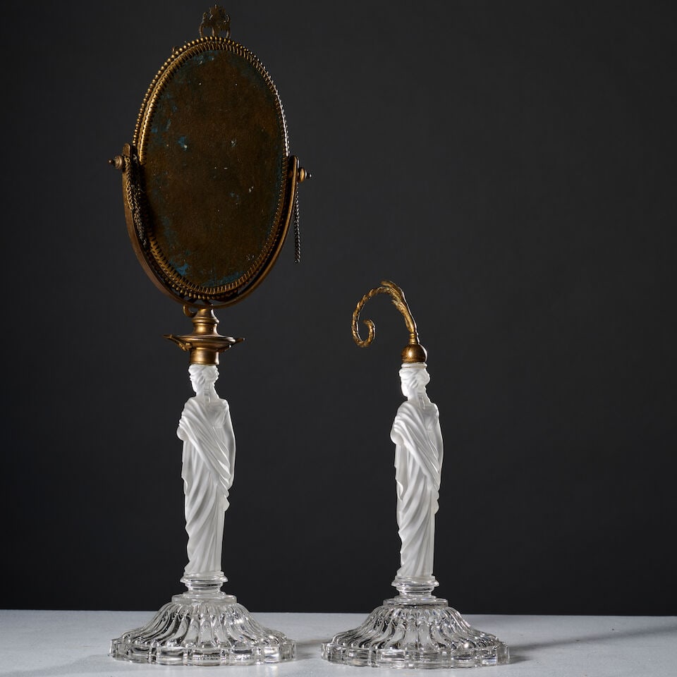 Baccarat. Miroir et support de présentation en verre moulé et pressé de la second... - 4