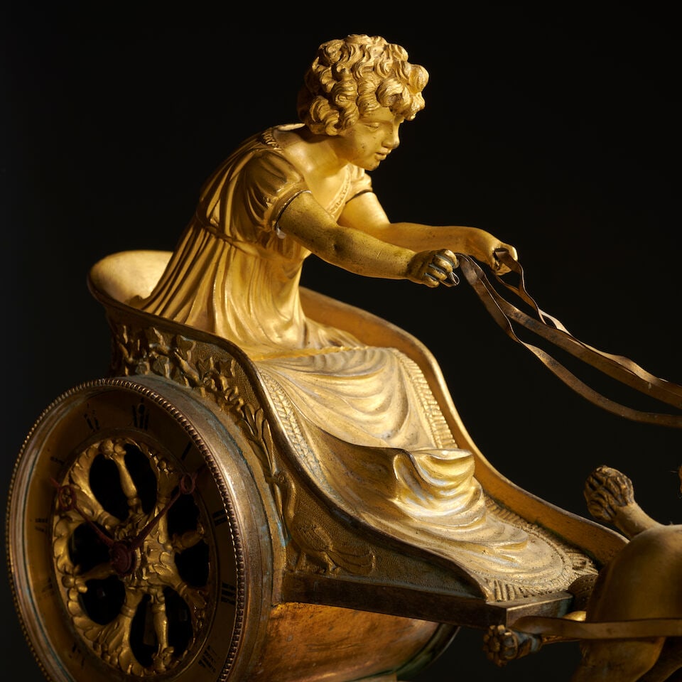 Pendule au char tirée par deux caniches en bronze patiné et doré d'époque Em... - 2