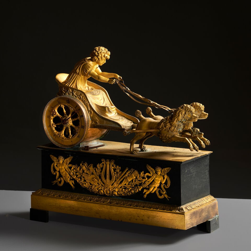 Pendule au char tirée par deux caniches en bronze patiné et doré d'époque Em... - 3