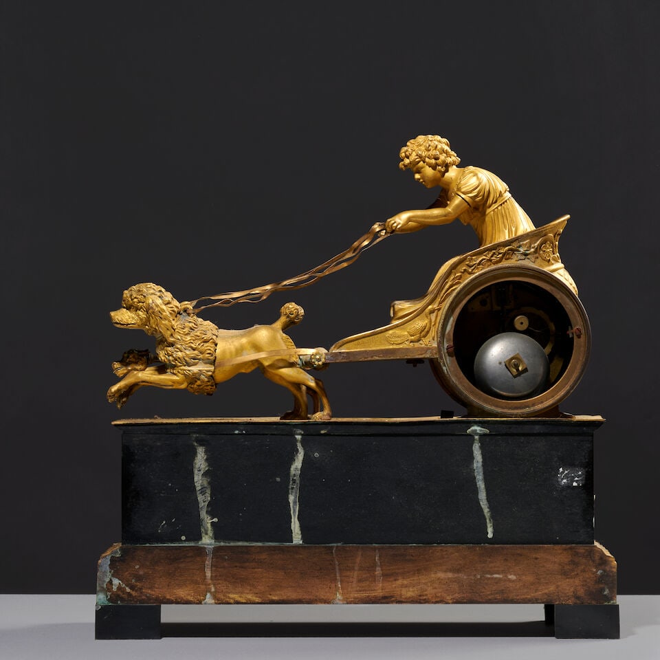 Pendule au char tirée par deux caniches en bronze patiné et doré d'époque Em... - 4