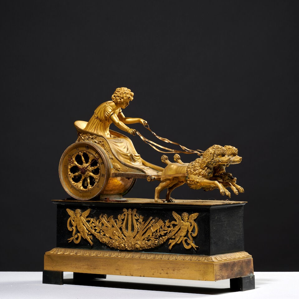 Pendule au char tirée par deux caniches en bronze patiné et doré d'époque Em... - 5