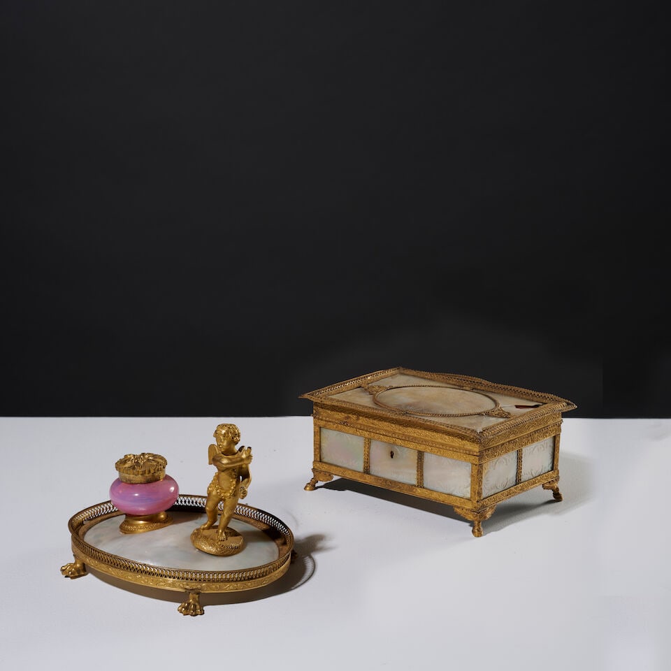 Encrier et boîte à couture en bronze et nacre d'époque Charles X A Charles X inks...: Encrier et boîte à couture en bronze et nacre d'époque Charles X A Charles X inkstand and sewing box in bronze, mother-of-pearl. L'encrier de forme ovale est agrémenté d'un