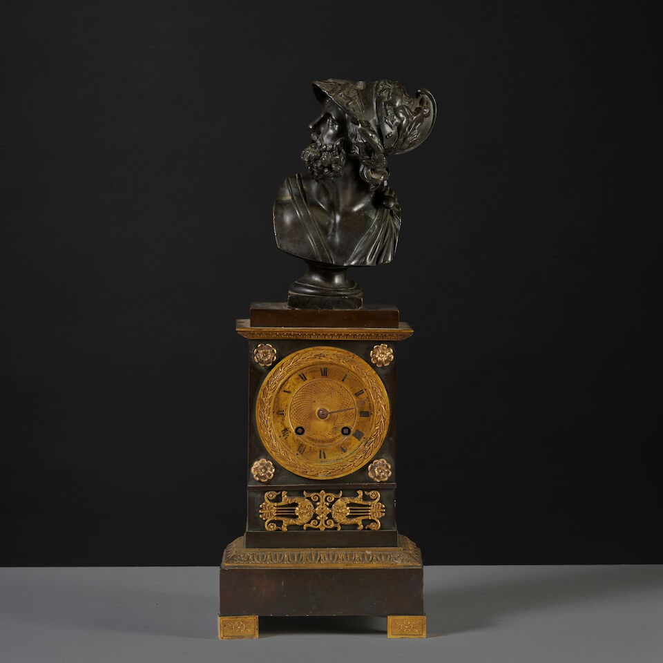 Pendule borne surmontée du buste d'Ajax, en bronze doré et à patine brune d'é...: Pendule borne surmontée du buste d'Ajax, en bronze doré et à patine brune d'époque Restauration A mantel clock in gilt-bronze and patinated bronze surmounted by Ajax bust, first