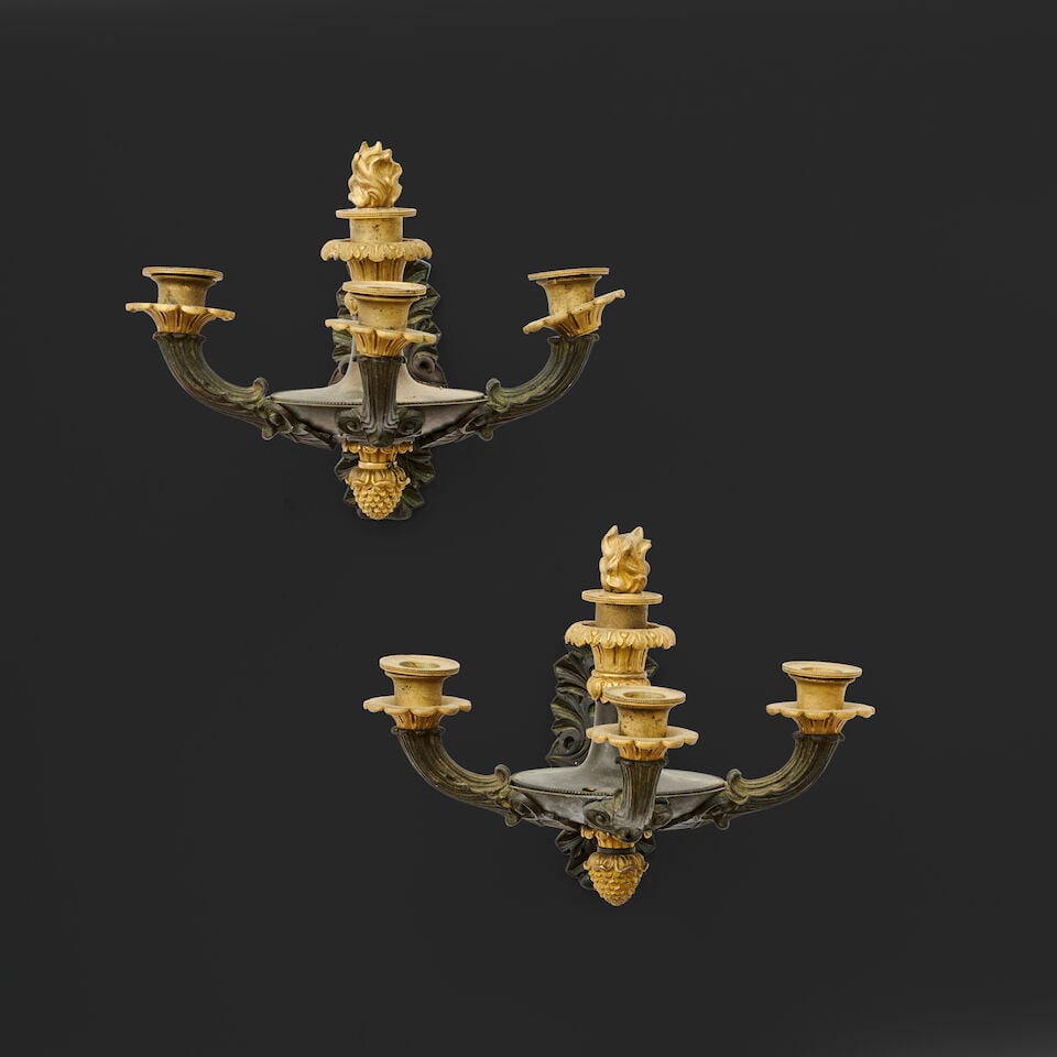 Paire d'appliques à trois lumières en forme de lampe à huile en bronze à pat...: Paire d'appliques à trois lumières en forme de lampe à huile en bronze à patine brune et doré d'époque Restauration A pair of three-light wall appliques in the form of