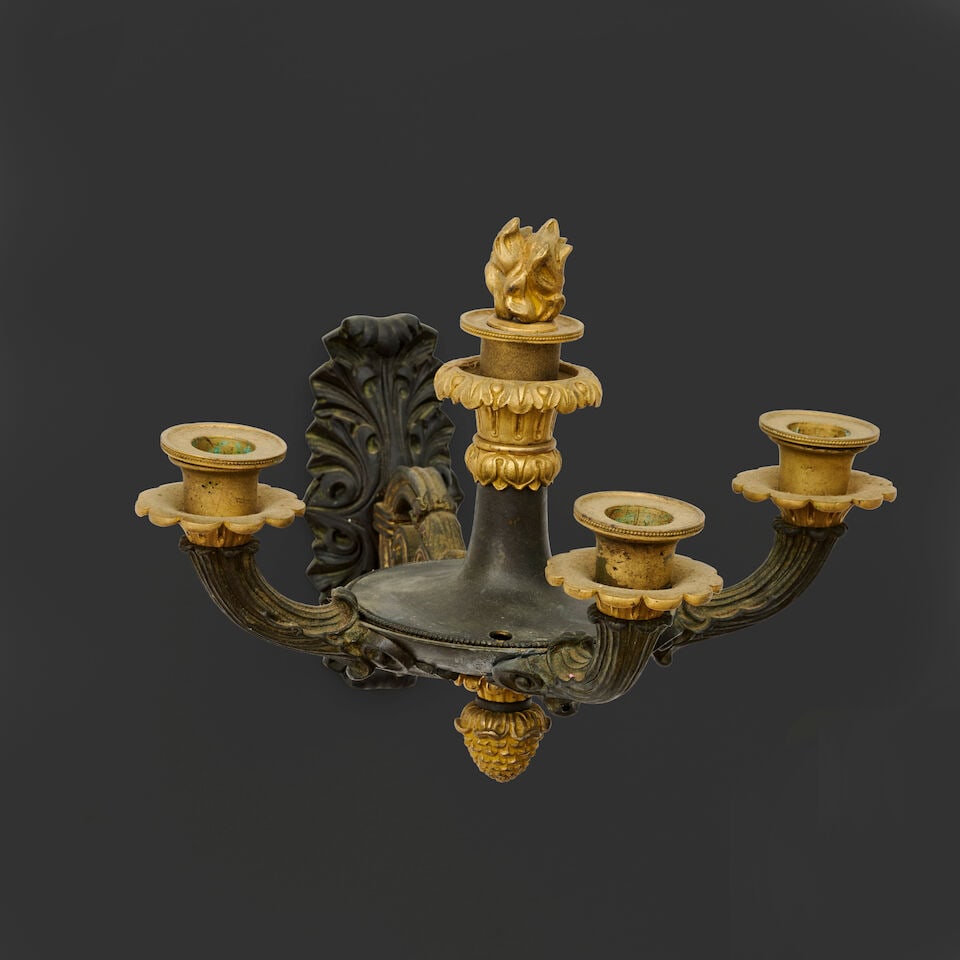 Paire d'appliques à trois lumières en forme de lampe à huile en bronze à pat... - 2