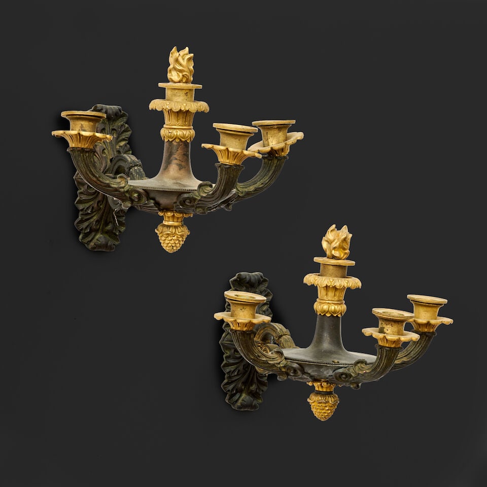 Paire d'appliques à trois lumières en forme de lampe à huile en bronze à pat... - 3