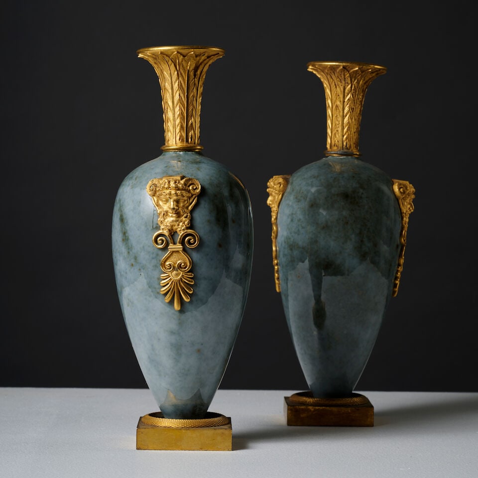 Paire de vases de forme fuseau en marbre gris et monture en bronze doré du début du XI...: Paire de vases de forme fuseau en marbre gris et monture en bronze doré du début du XIXe siècle A pair of spindle-shaped vases in grey marble with gilt-bronze mounts, early 19th
