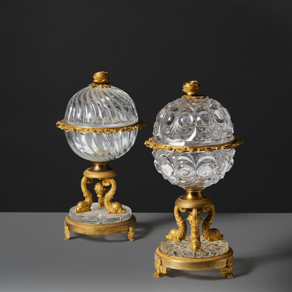Deux confituriers en bronze doré et ciselé et cristal taillé du XIXème si...: Deux confituriers en bronze doré et ciselé et cristal taillé du XIXème siècle Two jam jar in gilt-bronze and cut crystal, 19th century La coupe couverte en cristal moulé