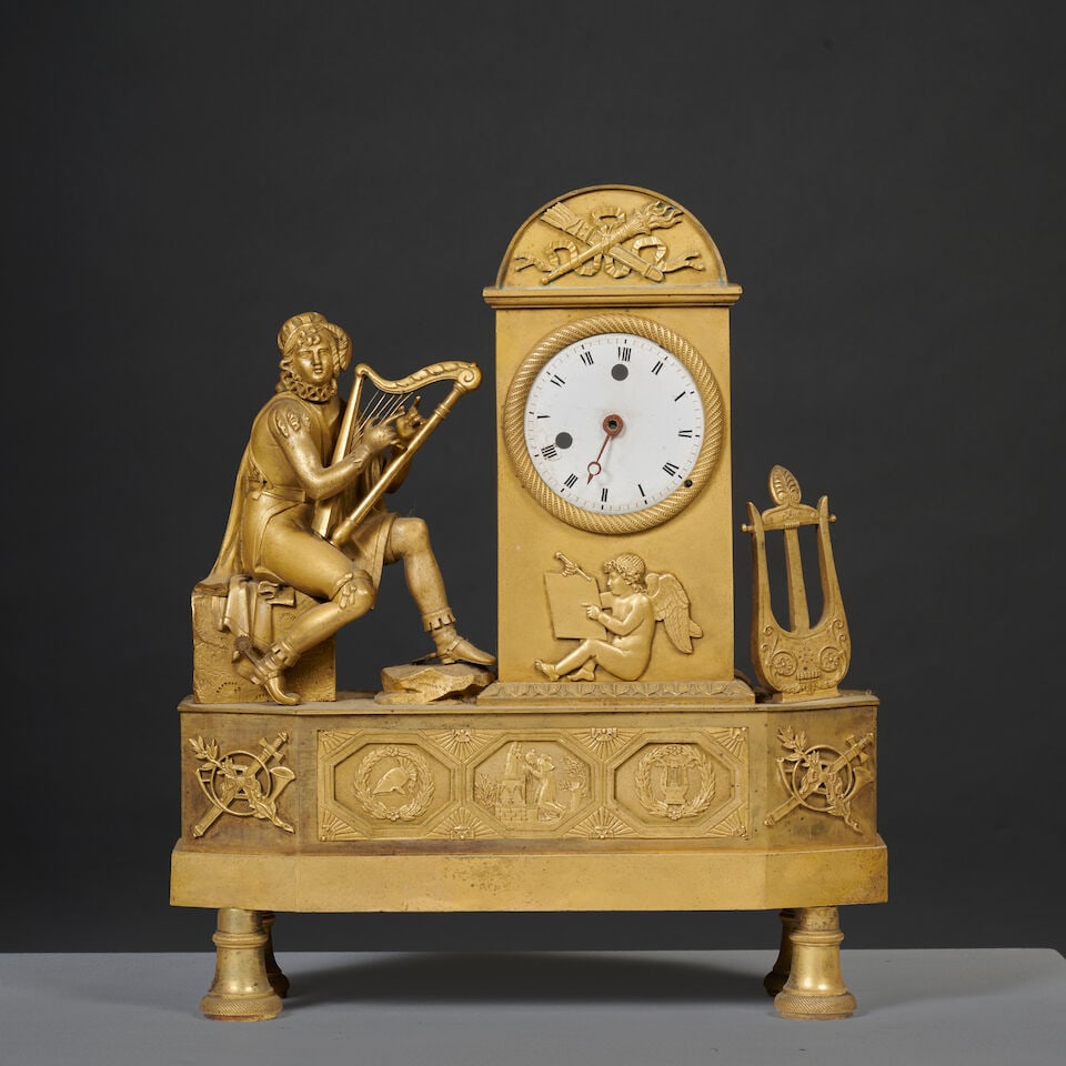 Pendule en bronze doré et ciselé d'époque Restauration A gilt-bronze clock, first...: Pendule en bronze doré et ciselé d'époque Restauration A gilt-bronze clock, first half of the 19th century Le cadran et le mouvement sont inscrits dans la borne rehaussée d'un