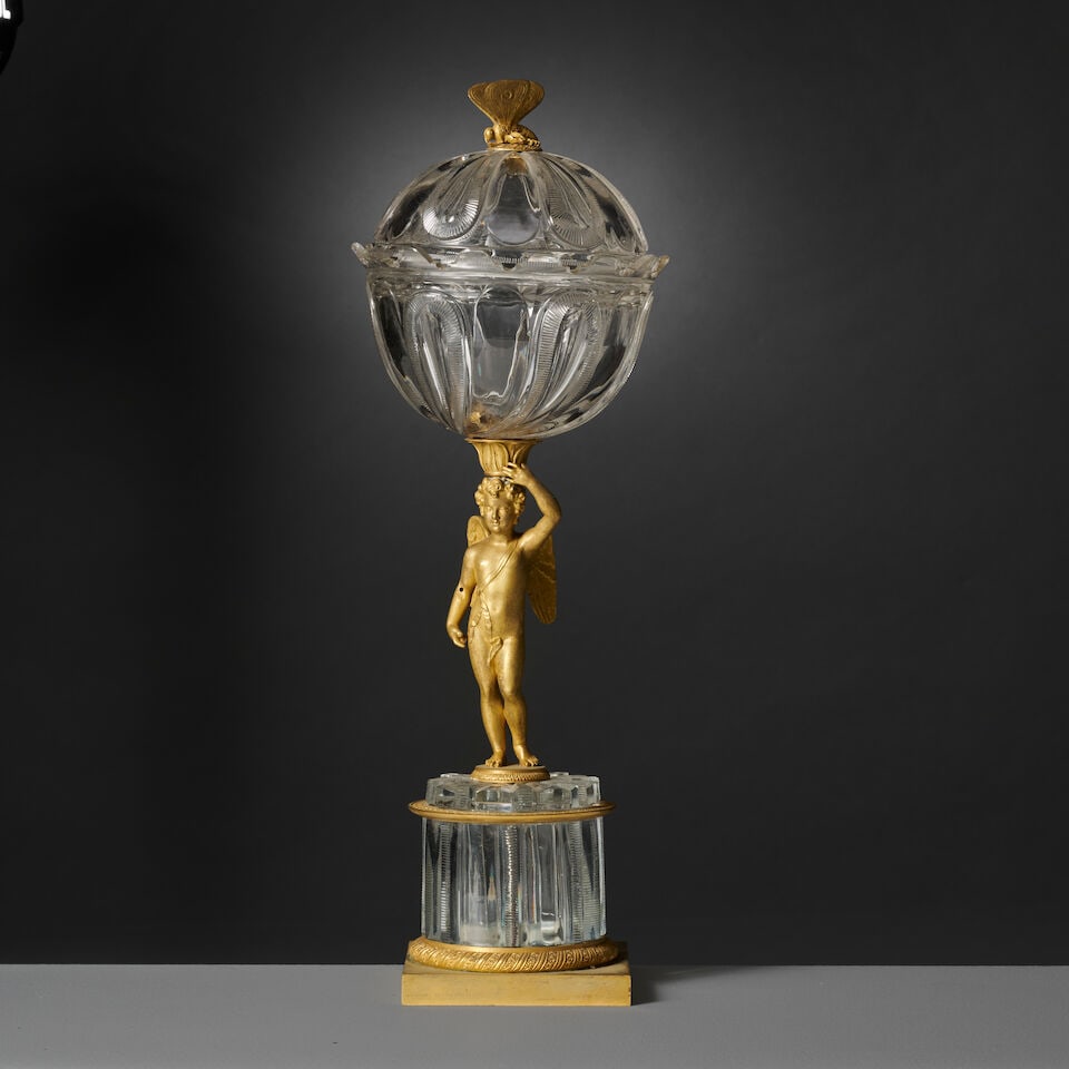 Drageoir en cristal taillé et bronze doré d'époque Restauration A covered sugar-b...: Drageoir en cristal taillé et bronze doré d'époque Restauration A covered sugar-bowl in cut crystal and gilt-bronze, first half of the 19th century La coupe couverte à décor