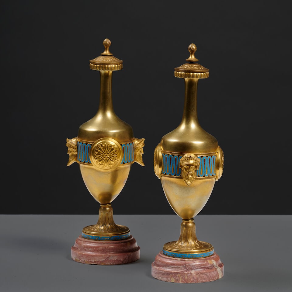 Paire de flacons d'ornement en bronze doré et émaillé d'inspiration étrusque...: Paire de flacons d'ornement en bronze doré et émaillé d'inspiration étrusque de la seconde partie du XIXe siècle A pair of Etruscan-inspired ornamental bottles in gilt-bronze