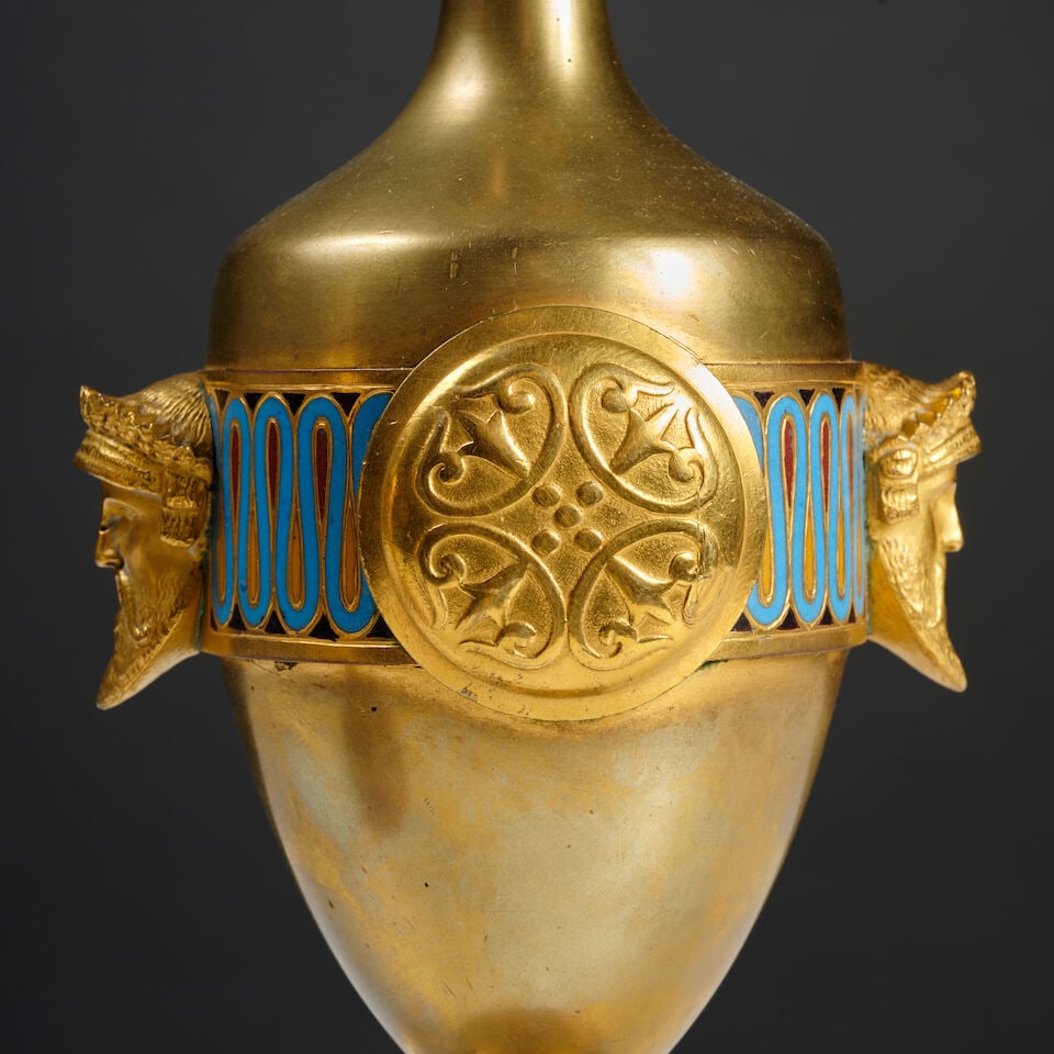 Paire de flacons d'ornement en bronze doré et émaillé d'inspiration étrusque... - 2