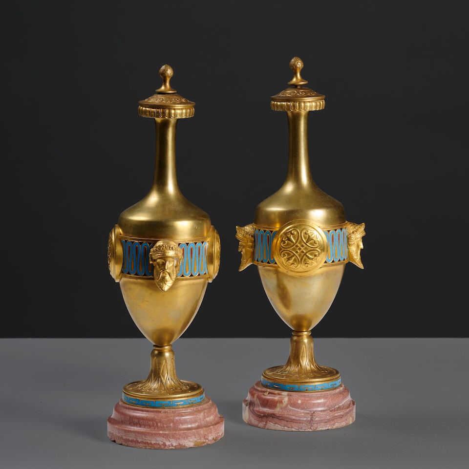 Paire de flacons d'ornement en bronze doré et émaillé d'inspiration étrusque... - 4