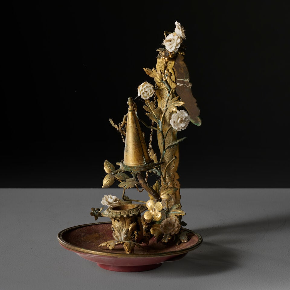 Bougeoir de paravent en laque, bronze, laiton et porcelaine de la seconde partie du XVIIIe si... (1 of 2)