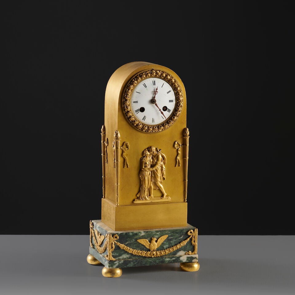 Pendule borne en bronze doré figurant le baiser d'Apollon d'époque Restauration Mantel...: Pendule borne en bronze doré figurant le baiser d'Apollon d'époque Restauration Mantel clock in gilt-bronze depicting the kiss of Apollo, first half of the 19th century Le mouvement et le