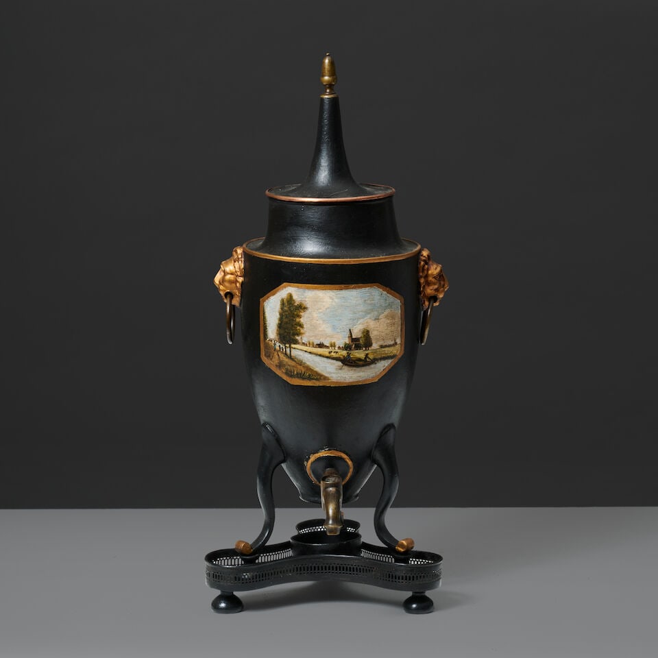 Fontaine à eau chaude en tôle peinte, Angleterre XIXe siècle A 19th century hot w...: Fontaine à eau chaude en tôle peinte, Angleterre XIXe siècle A 19th century hot water fountain in painted metal, England Le corps à décor uni noir présente en son centre