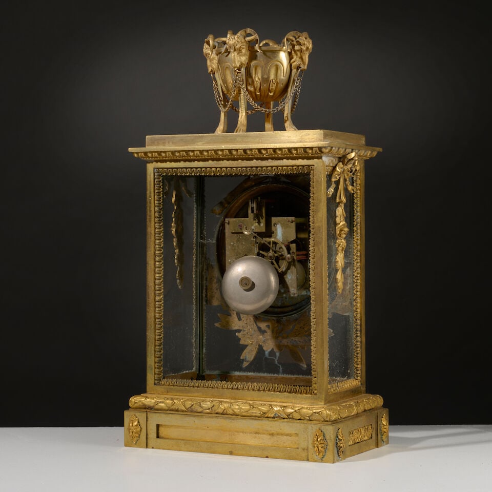 Pendule cage en bronze doré et ciselé surmonté d'un brule parfum de la fin du XVI... - 2