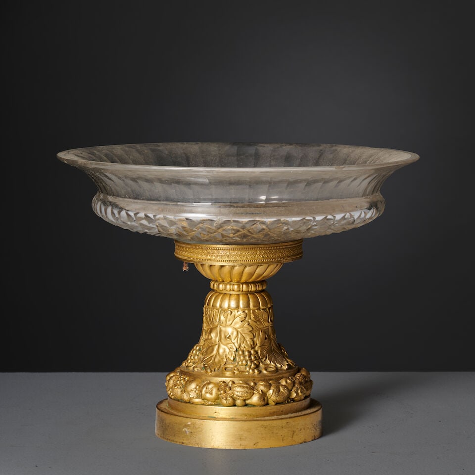 Coupe en cristal taillé et monture en bronze doré et ciselé de la première m...: Coupe en cristal taillé et monture en bronze doré et ciselé de la première moitié du XIXe siècle Cut crystal bowl with gilt-bronze mount, first half of the 19th century L