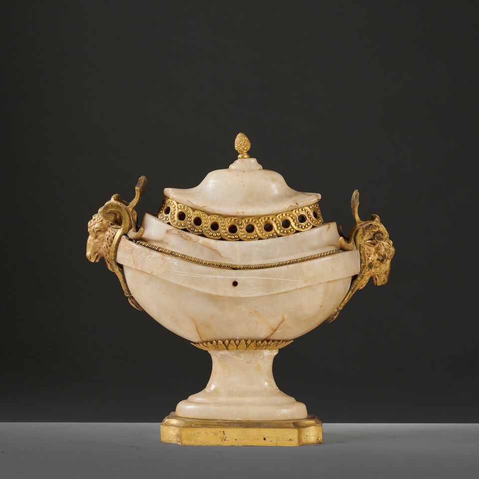 Pot pourri en forme de navette en marbre blanc et monture en bronze doré de la fin du XVII...: Pot pourri en forme de navette en marbre blanc et monture en bronze doré de la fin du XVIIIe siècle A late 18th century shuttle-shaped pot-pourri in white marble with gilt-bronze mount Le